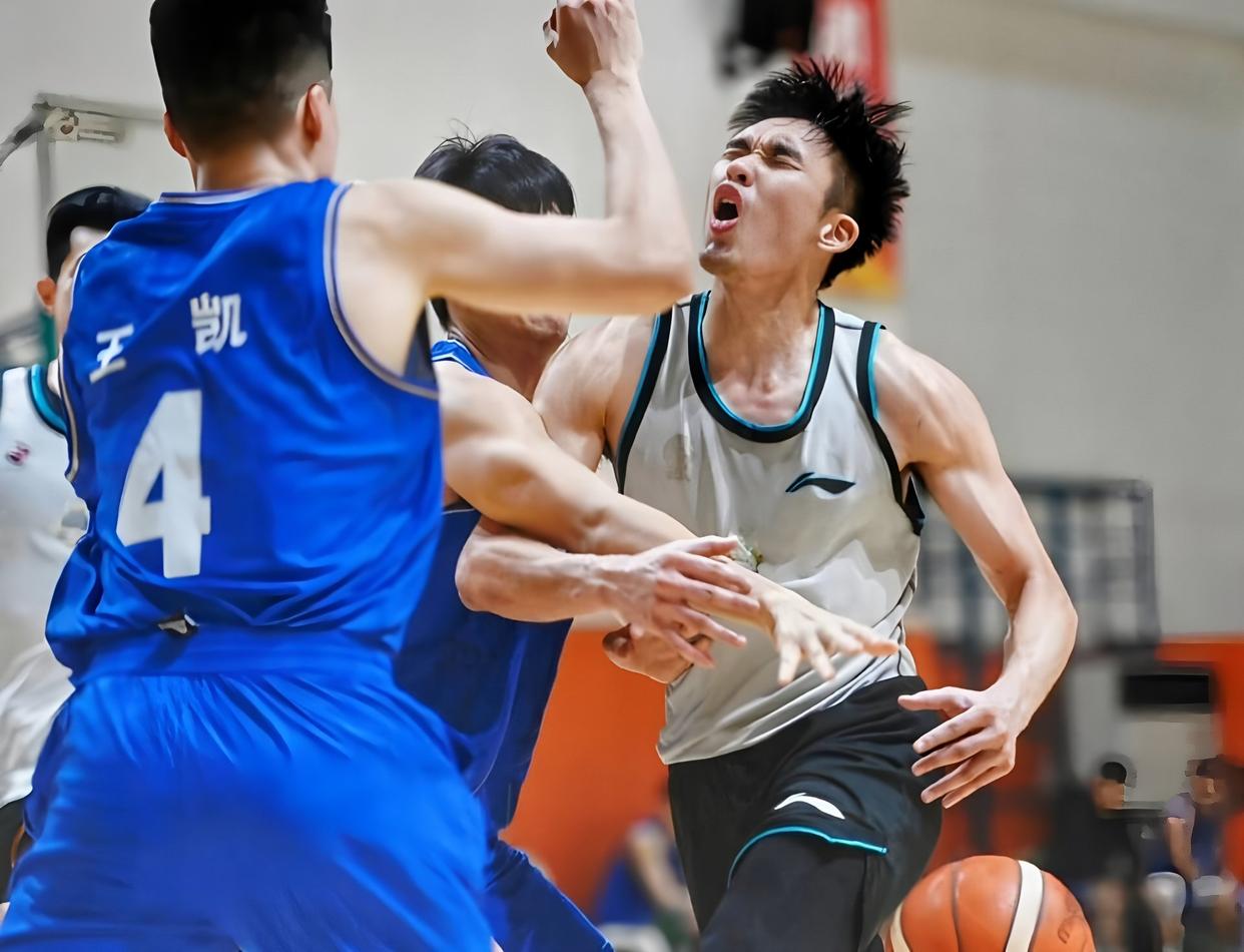 九游体育app-今晨体能课后；巴黎圣日耳曼临场应变备战CBA常规赛；气氛紧张；纪律约束更严格的简单介绍